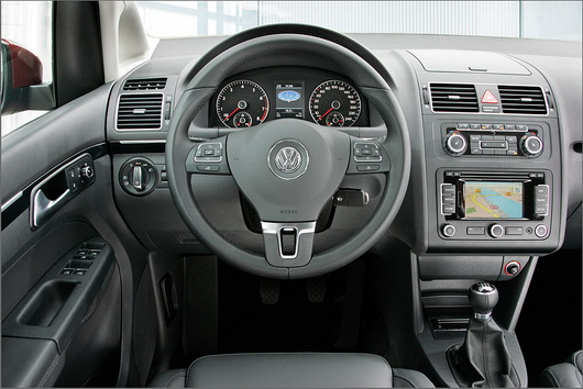 фото нового автомобиля Volkswagen Touran