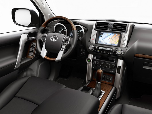новый автомобиль Toyota Land Cruiser Prado