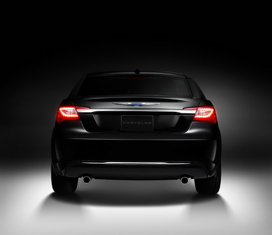 фото нового автомобиля Chrysler 200