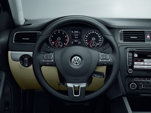фото нового автомобиля Volkswagen Jetta салон панель приборов