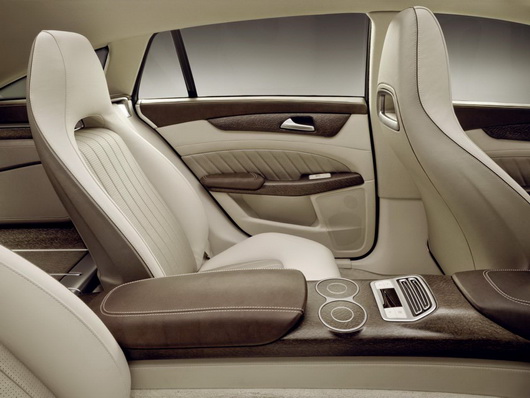фото нового автомобиля Mercedes CLS Shooting Brake