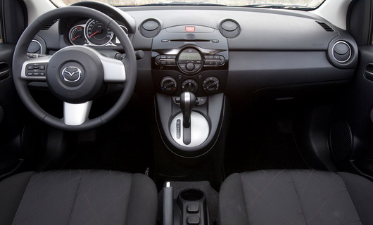 фото нового автомобиля Mazda2