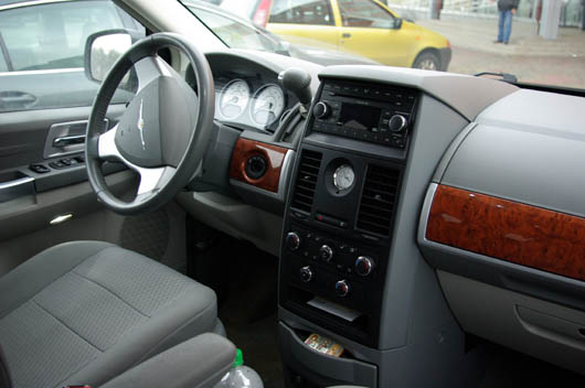 фото нового автомобиля Chrysler town contry салон