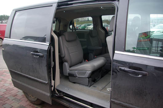 фото нового автомобиля Chrysler town contry двери на электроприводе