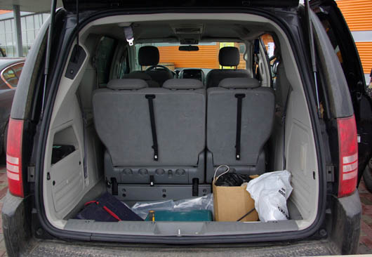 фото нового автомобиля Chrysler town contry багажник
