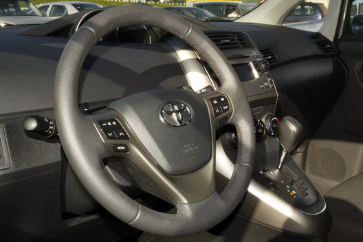 фото нового автомобиля Toyota Verso салон