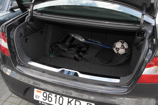 фото нового автомобиля Skoda Superb багажник