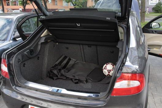 фото нового автомобиля Skoda Superb багажник