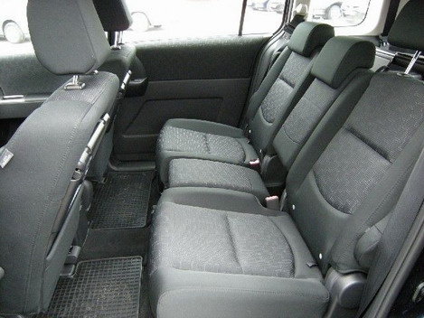 фото нового автомобиля Mazda 5  задние сиденья 