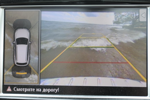 фото нового автомобиля VW Touareg камера заднего вида