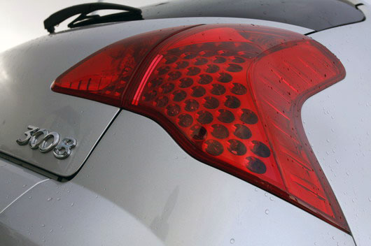 фото нового автомобиля Peugeot 3008