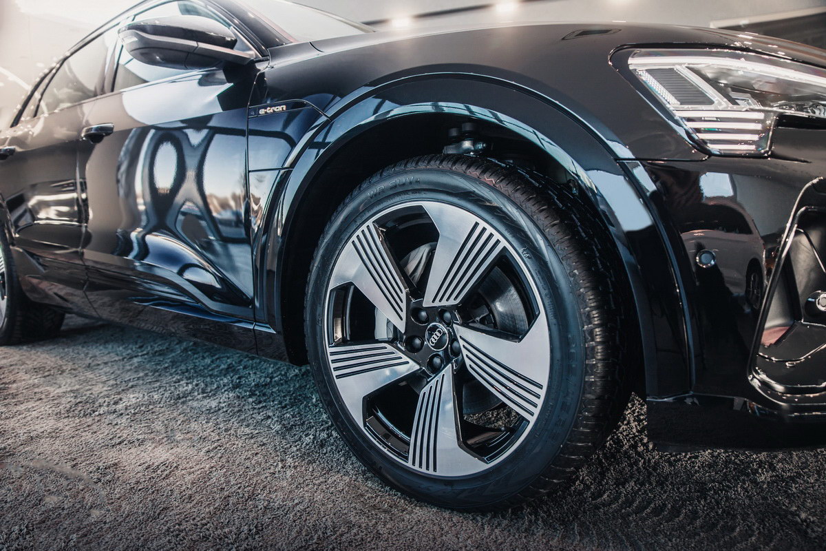 новый электромобиль Audi e-tron купить в Минске и Беларуси