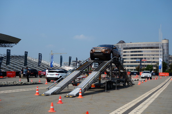 По городским джунглям на Land Rover