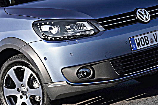 Новый автомобиль VW CrossTouran нарядили внедорожником