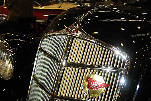 Олдтаймеры старые, автомобили новые: фоторепортаж из Москвы