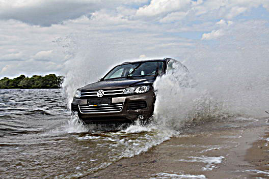“Почему не 38?”: тест-драйв нового автомобиля VW Touareg
