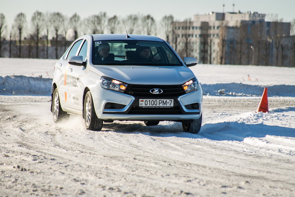 Нужна ли бюджетному автомобилю система стабилизации? Выясняем на льду за рулем LADA Vesta