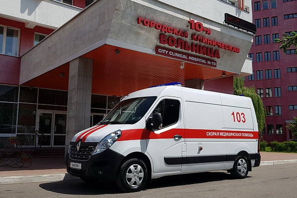 Renault подарил 10-й больнице фирменный автомобиль скорой помощи