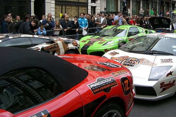 17 минут эксклюзивных суперкаров в Лондоне - видео