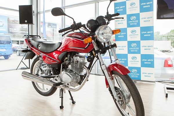 LIFAN Центр Минск передал мотоцикл в мотошколу минской ГАИ