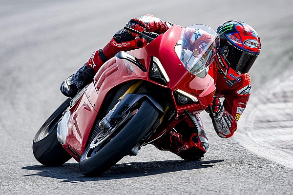 Ducati представляет новый спортбайк Panigale V4 2022 года